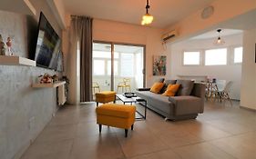 Serenity Heights Apartment: A Panoramic Haven Near Old Town - Free Minibar